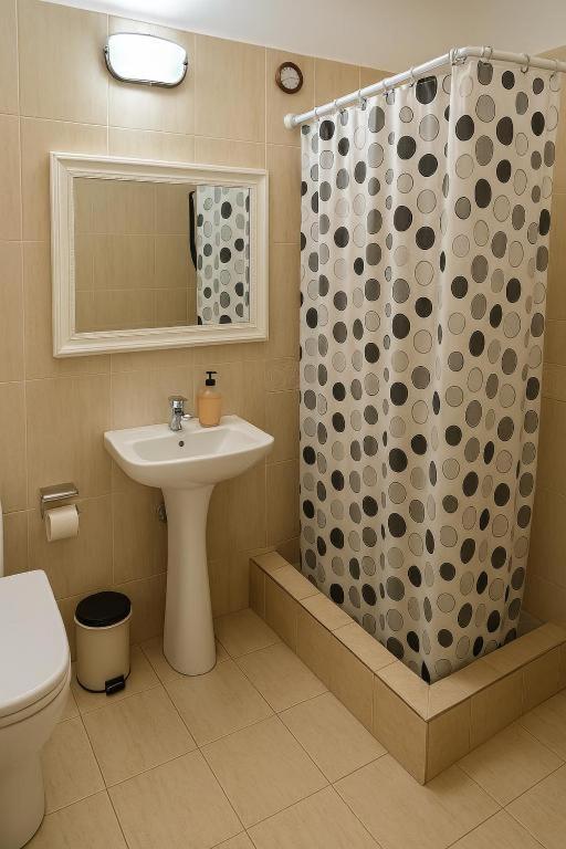 Cozy Big Apartment With Balcony Tiranë Ngoại thất bức ảnh